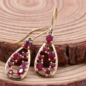 Boucles d'oreilles pendantes en or jaune massif 14 carats avec rubis naturels et pierres multiples, en forme de goutte ouverte, collection Memoria Jewels, bijoux fins, vente en gros - Product Image 5