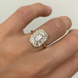 Bague en mosaïque de diamants éthérés, bague de fiançailles en moissanite taille émeraude, bague Art Déco éclatante pour femme, bague vintage à halo caché - Product Image 4