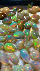 Opale naturelle cabochon à jeu de couleurs et d'étincelles, formes variées, pierre précieuse en vrac pour la fabrication de bijoux - Product Image 1