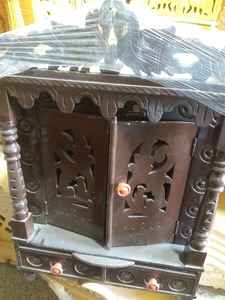 หิ้งไม้แกะสลักลายละเอียดอ่อนสำหรับบ้าน พร้อมสัญลักษณ์โอม หิ้งบูชาแบบดั้งเดิมของชาวฮินดู พร้อมลิ้นชักเก็บของ - Product Image 3