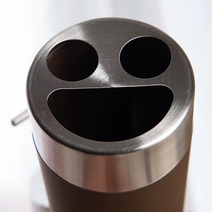 Juego de accesorios de baño de metal de la más alta calidad en negro, personalizable en color, un complemento sofisticado para hogares contemporáneos. - Product Image 3