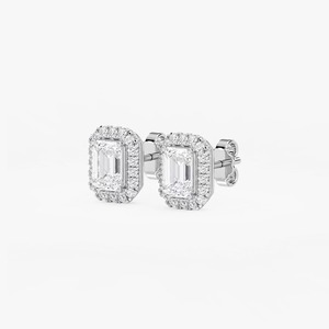 Boucles d'oreilles clous élégantes en or blanc 14 carats avec diamant émeraude de laboratoire à quatre griffes et halo, certifiées IGI, style classique et tendance - Product Image 1