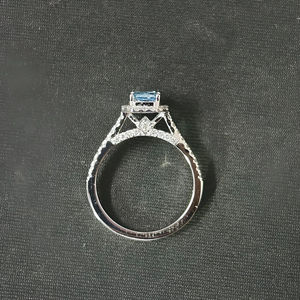 Anillo de compromiso y aniversario de diamante azul vívido de laboratorio de 5 quilates con engaste pavé de plata 925, corte radiante, certificado IGI, rodio. - Product Image 6