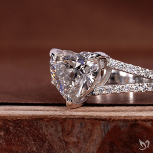 แหวนเพชรแล็บ 2 กะรัต ทรงหัวใจ ประดับเพชรแบบสปลิตเพฟ ดีไซน์สองขา ทองคำขาว 10K รับรองโดย IGI แหวนขอแต่งงาน - Product Image 2