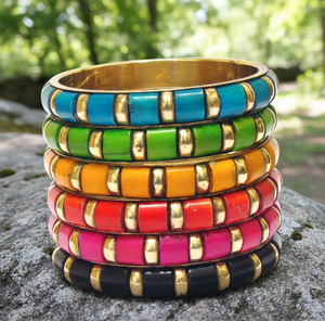 กำไลข้อมือเรซิ่นสีรุ้งสดใสประดับทองเหลือง – กำไลแบบซ้อนหลายสีสไตล์อินเดียสำหรับผู้หญิง ขายส่งเครื่องประดับสำหรับงานเทศกาลและสไตล์โบโฮ - Product Image 3