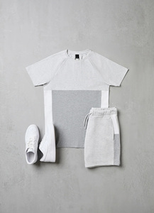 Ensemble T-shirt et short respirant haut de gamme pour homme avec empiècements contrastants – Tenue de sport athlétique 2 pièces à séchage rapide et écologique - Product Image 6