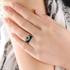 Anillo de Cóctel de Lujo en Esmalte Negro con Piedra Ovalada Color Esmeralda y Halo Brillante Redondo en Oro de 18K - Product Image 2