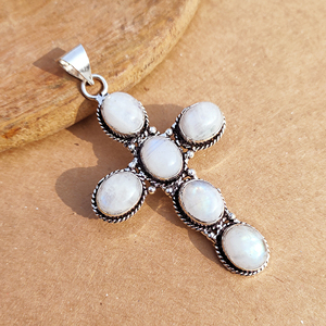 Colgante de cruz de piedra lunar arcoíris natural con base de latón chapado en plata antigua, engaste de bisel de piedra preciosa llamativa vintage, solitario - Product Image 1