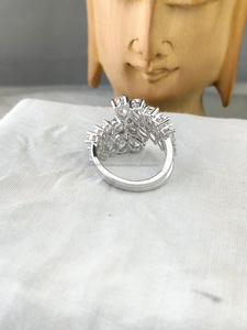 Exquise bague en or blanc sertie de diamants en forme de poire, entourée d'une beauté scintillante, d'une élégance sublimée et d'une brillance éblouissante. - Product Image 3