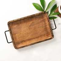 Moderne houten serveerschaal met rechthoekige, rustieke schaal van massief hout met elegante zwarte ijzeren handgrepen voor Ottomaanse houten dienbladen