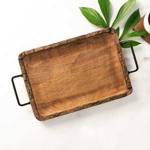 Bandeja de servir moderna de madera maciza, rectangular, estilo rústico, con elegantes asas de hierro negro para otomanas. - Product Image 1