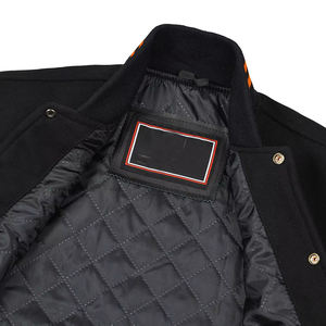 Chaqueta Varsity Negra y Naranja para Hombre, Estilo Clásico de Béisbol, con Mangas en Contraste, Prenda Exterior Cálida e Informal para Uso Diario - Product Image 3