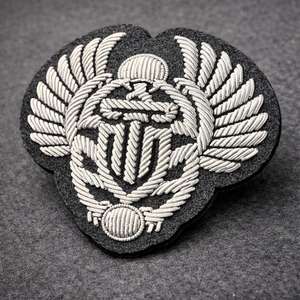 Badge brodé de haute qualité en fil métallique et perles, motif abeille couronnée, pour sacs, chaussures et accessoires de mode - Product Image 6