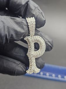 จี้เพชรโมอิสซาไนต์ทรงกลมเจียระไนแบบบริลเลียนท์ ชุบโรเดียม เงินแท้ 925 ดีไซน์ฮิปฮอปสุดหรู พร้อมสลักชื่อตัวอักษรเป็นของขวัญ - Product Image 3