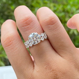 Ensemble de bagues de luxe en argent sterling avec diamant blanc rond taillé à quatre griffes, bijoux de créateur pour femmes, cadeau de mariage - Product Image 1