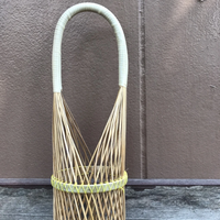 Porte-bouteille individuel en bambou tressé artisanal, durable, biodégradable, écologique, moderne et rustique, pour présentation en rangées, personnalisable pour restaurant