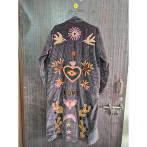 Veste universitaire longue en velours style vintage Suzani, finition tissée, broderie florale écologique faite à la main, vêtement d'extérieur de luxe bohème pour femme - Product Image 2