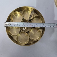 Boîte à épices ronde en laiton faite à la main, 7 compartiments, Masala Dabba indien, couvercle gravé, écologique, durable, organiseur WB Inc India