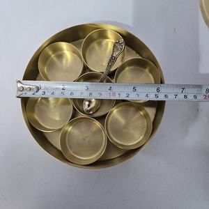 Caja de Especias Redonda de Latón Hecha a Mano con 7 Compartimentos, Tapa Grabada, Ecológica y Duradera, Organizador de Masala Dabba Indio, WB Inc India - Product Image 4