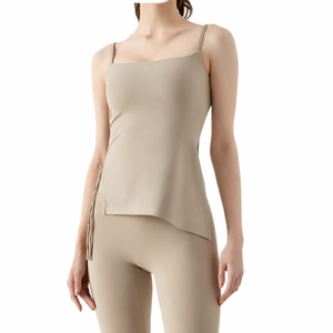 Camiseta de yoga asimétrica sin mangas para mujer, ajustada, ligera y elegante, para gimnasio y fitness. - Product Image 2