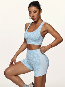 Ensemble de sport 3 pièces pour femme : soutien-gorge de sport à bretelles et dos ajouré, short d'entraînement taille haute froncé aux fesses et bandeau - Product Image 4