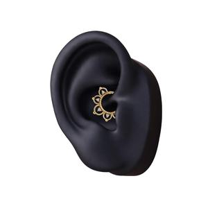 Pendiente de Aro de Zirconia de Plata de Ley 925 Bañado en Oro con Bisagra para Piercing de Septum, Daith y Hélix - Product Image 5