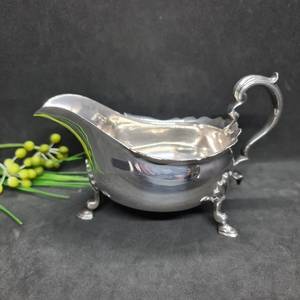 Elegante Salsera de Metal Plateado con Diseño Clásico - Product Image 3