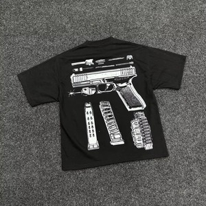 Camiseta Negra de Manga Corta para Hombre con Estampado de Plano de Pistola en la Espalda, Estilo Urbano, Corte Regular, Cuello Redondo de Algodón - Product Image 1