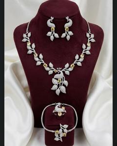 Collier en zirconium cubique de qualité supérieure avec boucles d'oreilles, bague ajustable et bracelet assortis, offrant un look luxueux pour les soirées. - Product Image 6