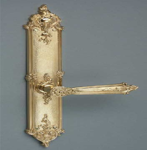 Battant de porte unique en laiton en forme de feuille d'érable avec finition polie pour porte en bois foncé, disponible à prix de gros. - Product Image 3