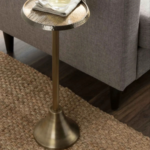 Table à boissons unique en aluminium au design artistique pour une décoration intérieure sophistiquée et une présentation fonctionnelle - Product Image 1