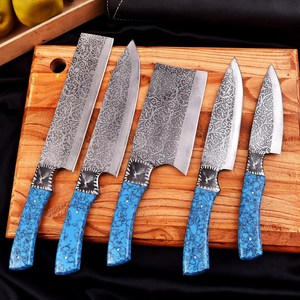 Juego de cuchillos de cocina de acero 12c27 forjados a mano con hojas grabadas y mangos de piedra turquesa, juego de chef de 5 piezas hecho a medida - Product Image 1