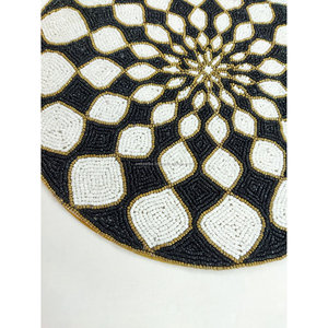 Salvamantel Geométrico Mandala con Cuentas, Hecho a Mano, Redondo, de Cuentas de Vidrio, Negro y Blanco, Elegante Decoración para Mesa de Comedor - Product Image 5