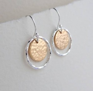 Boucles d'oreilles pendantes martelées en laiton faites à la main, unisexe, idéales pour le quotidien, les fêtes, les mariages et les occasions festives – Meilleur prix – Vente flash - Product Image 6