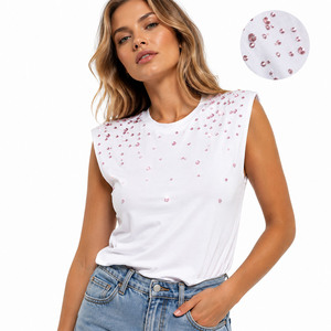 Camiseta sin mangas blanca con pedrería elegante para mujer, top de tirantes personalizado con cristales rosas, de algodón de lujo, cuello redondo, a la moda para verano. - Product Image 1