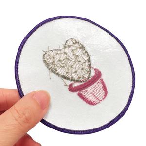 Écusson brodé en chenille personnalisé pour femmes, style universitaire, à thermocoller sur les sweats à capuche, vestes et vêtements scolaires - Product Image 2