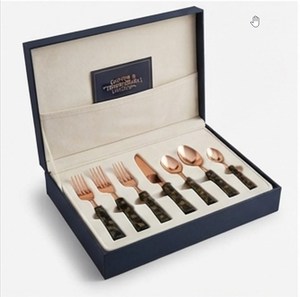 Cuillère minimaliste en or rose avec manche écaille de tortue, compatible lave-vaisselle, pour une présentation élégante de la table et les réceptions. - Product Image 2