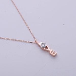 Colgante minimalista con letras y dije de amor en oro rosa/amarillo/blanco de 14 quilates, collar para mujer - Product Image 1
