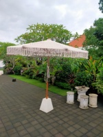 Parapluie Art Déco de Bali Fait Main de Haute Qualité avec Logo Personnalisé, Cadre en Bois de Teck pour la Décoration de la Maison, des Restaurants et des Hôtels (Vente en Gros)