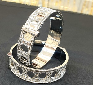 ขายส่งกำไลข้อมือผู้หญิง SARA ชุบทอง 24K สแตนเลสสตีล ดีไซน์คลาสสิก ทันสมัย คุณภาพสูง - Product Image 1