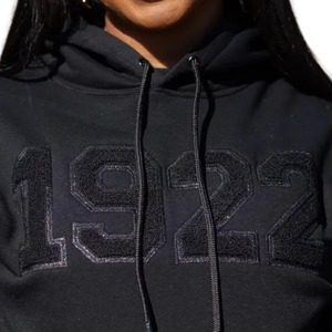Sweat-shirt à capuche unisexe 1922 All Black, style sororité grecque, streetwear décontracté, confort premium - Product Image 3