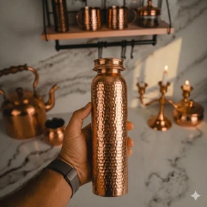 Bouteille d'eau en cuivre moderne, imprimée et à motif martelé, écologique, portable, personnalisable, à motif classique, pour la maison, par UO - Product Image 3