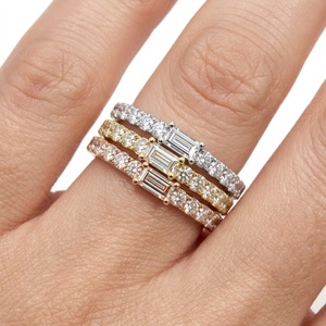 Ensemble de bagues empilables sur mesure en or 18 carats tricolore avec diamants naturels taille émeraude et diamants ronds brillants, pour mariée - Product Image 4