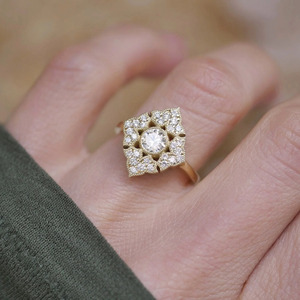 Bague pour femme en or jaune avec diamant taille Asscher cultivé en laboratoire et diamants incrustés, style de luxe - Product Image 2