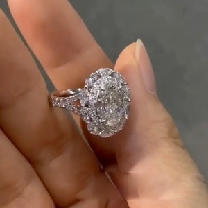 Nouvelle conception Bague de fiançailles ovale en moissanite 925 avec halo, bague de voyage en argent sterling plaqué or blanc pour femme - Product Image 1