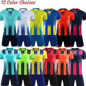 Ensemble de tenue de football pour hommes, maillot et short respirants, coupe confortable, matériau durable pour les longues séances en plein air - Product Image 6