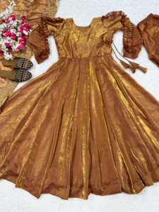 Présentation du nouveau costume Anarkali de luxe de créateur, dans un style ethnique élégant et fluide, idéal pour les grandes célébrations festives. - Product Image 5