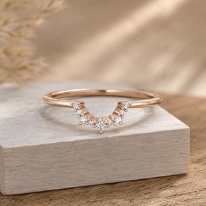 Bague de fiançailles minimaliste en or massif 10K 14K 18K avec diamant de laboratoire rond serti à griffes, courbée en chevron, certifiée IGI, empilable - Product Image 3