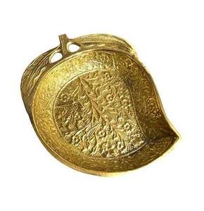 Recogedor de Polvo Decorativo de Latón Hecho a Mano con Diseño de Pavo Real en Relieve, Tradicional y Vintage - Product Image 1