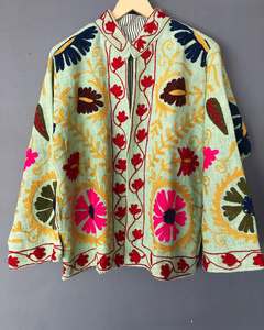 Impresionante Chaqueta Suzani Bordada en Algodón Indio TNT, Abrigo Artesanal para Mujer con Bordado a Mano Suave - Product Image 4